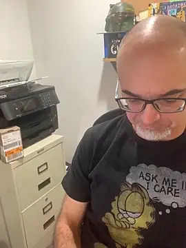 Snapshot of MaxVain chatting on 10/14/25, 06:42 MaxVain online show from 10/14/25, 06:42