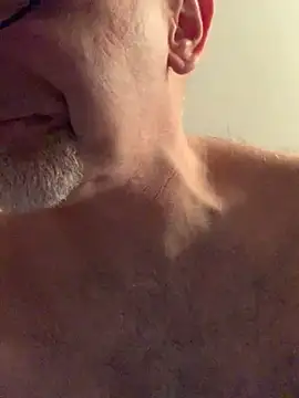 Snapshot of MaxVain chatting on 10/16/25, 12:22 MaxVain online show from 10/16/25, 12:22