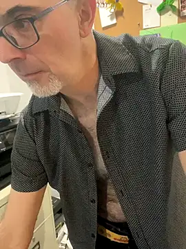 Snapshot of MaxVain chatting on 11/24/25, 06:40 MaxVain online show from 11/24/25, 06:40