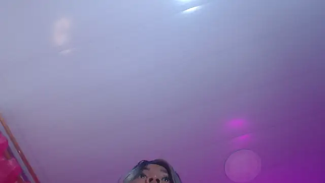 Evelyn Sandoval online show from 10/23/25, 01:38