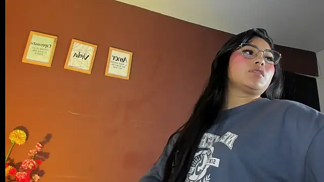 Snapshot of Little_Ivy chatting on 11/18/25, 07:07 Little Ivy online show from 11/18/25, 07:07