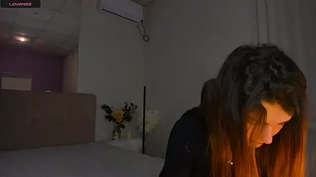 Laura Leee online show from 12/22/24, 06:28