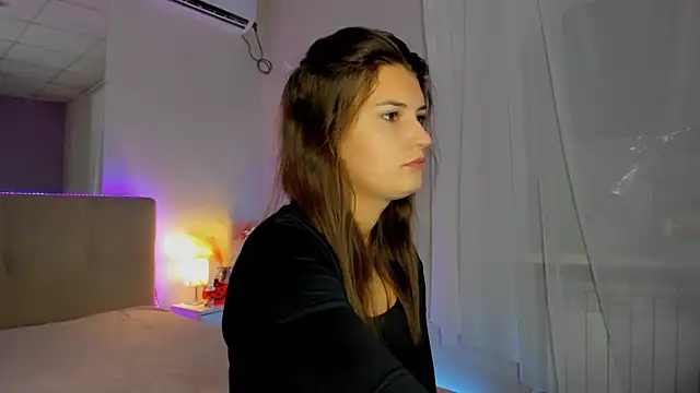 Laura Leee online show from 10/15/25, 05:18