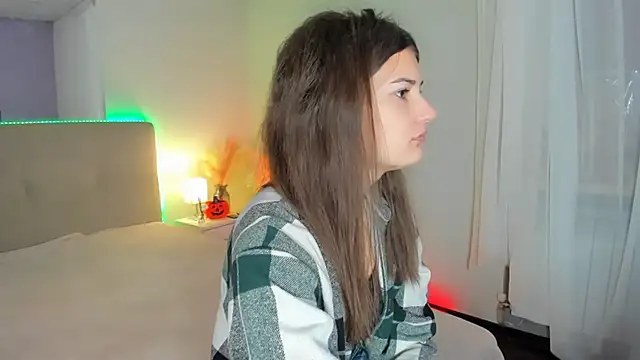 Laura Leee online show from 10/17/25, 05:10