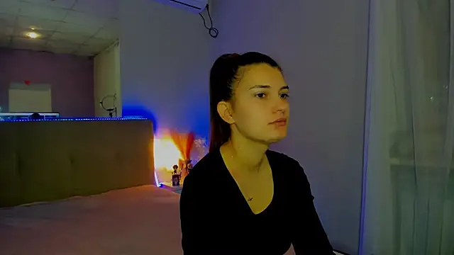 Laura Leee online show from 11/12/25, 06:25