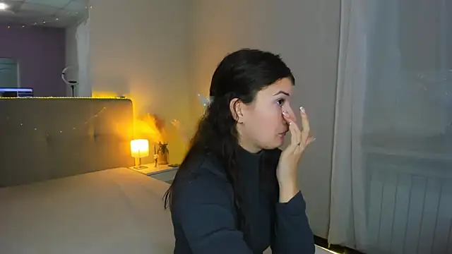 Laura Leee online show from 11/19/25, 06:02