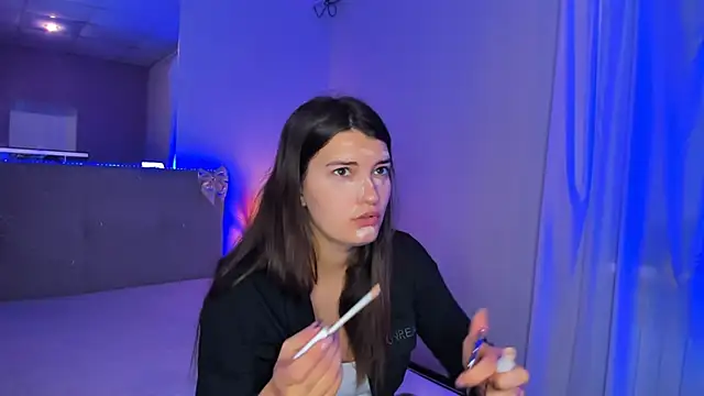 Laura Leee online show from 05/18/26, 05:02