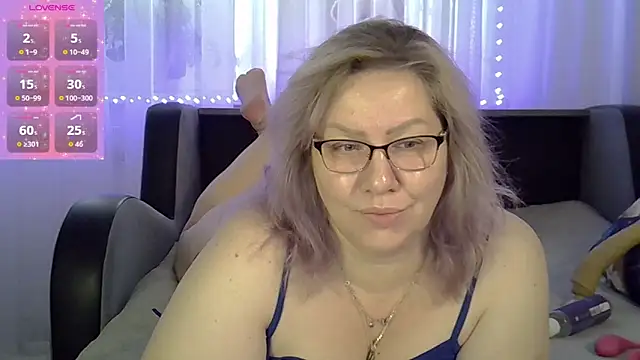 Snapshot of AngelinaGlam chatting on 10/12/25, 10:58 AngelinaGlam online show from 10/12/25, 10:58