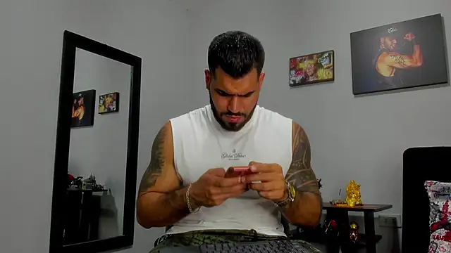 Snapshot of SamirHazard97 chatting on 10/21/25, 09:04 SamirHazard97 online show from 10/21/25, 09:04