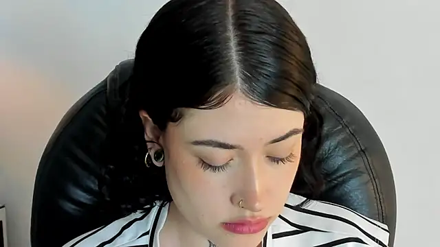 melody suarez online show from 12/17/24, 10:54