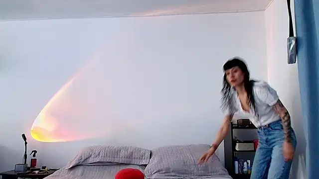 anika lowen02 online show from 02/18/25, 03:21
