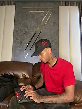 AaronCruz  online show from 03/19/25, 07:27