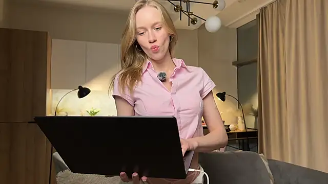 PollyAgata online show from 06/30/26, 07:48