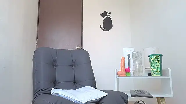 Snapshot of Saturno_v chatting on 10/24/25, 02:35 Saturno v online show from 10/24/25, 02:35