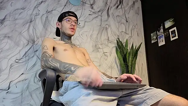 Snapshot of Saturno_v chatting on 06/28/26, 03:12 Saturno v online show from 06/28/26, 03:12