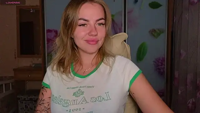 Snapshot of EmilyRobbie chatting on 10/26/25, 06:25 EmilyRobbie online show from 10/26/25, 06:25