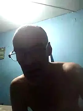 Snapshot of hugosafado333 chatting on 12/20/24, 05:25 hugosafado333 online show from 12/20/24, 05:25