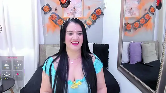 Snapshot of LenaRuiz_ chatting on 10/31/25, 12:17 LenaRuiz online show from 10/31/25, 12:17