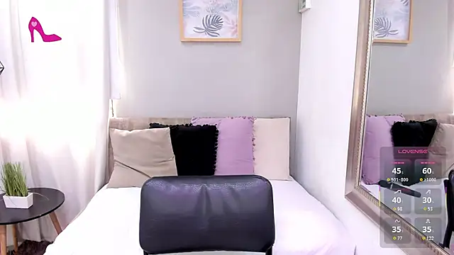 Snapshot of LenaRuiz_ chatting on 04/30/26, 12:11 LenaRuiz online show from 04/30/26, 12:11
