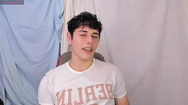 Snapshot of dani_2226 chatting on 11/07/25, 12:32 dani 2226 online show from 11/07/25, 12:32