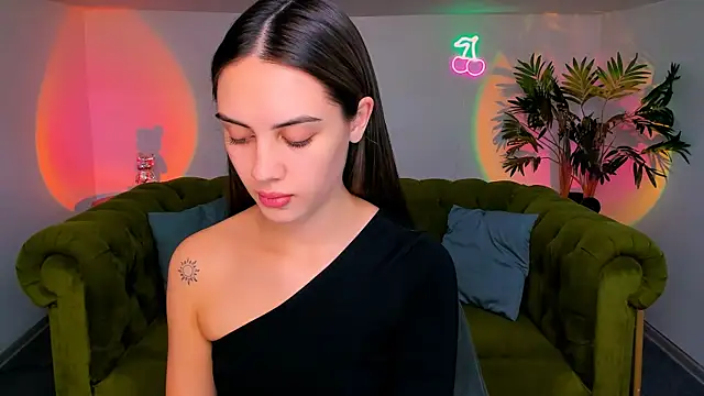 Snapshot of _shyy_girl chatting on 10/13/25, 08:20  shyy girl online show from 10/13/25, 08:20