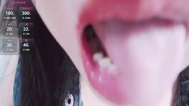 Snapshot of CN-Lily chatting on 11/19/25, 11:21 CN-Lily online show from 11/19/25, 11:21