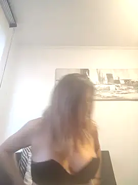 Snapshot of Latiinvenushot chatting on 11/09/25, 09:02 Latiinvenushot online show from 11/09/25, 09:02