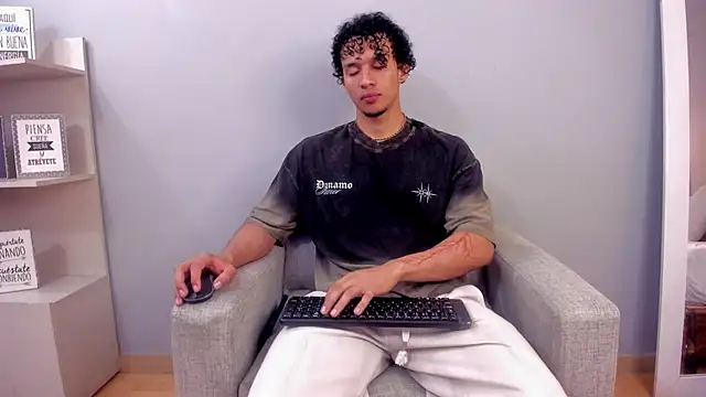 Snapshot of Dominick_star chatting on 11/28/25, 04:04 Dominick star online show from 11/28/25, 04:04