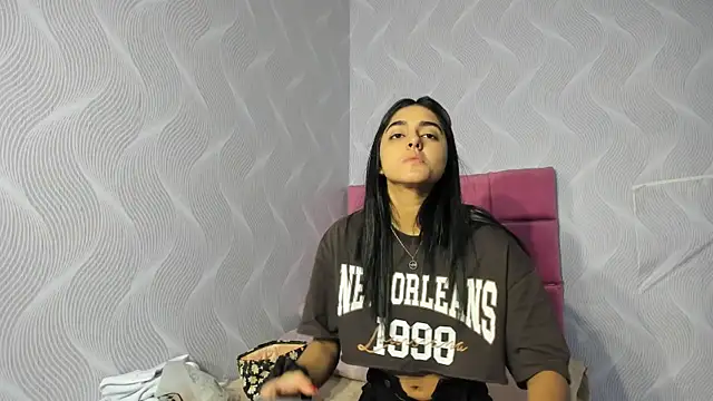 natalia aguirre1 online show from 01/04/25, 12:27