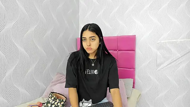 natalia aguirre1 online show from 01/05/25, 12:53