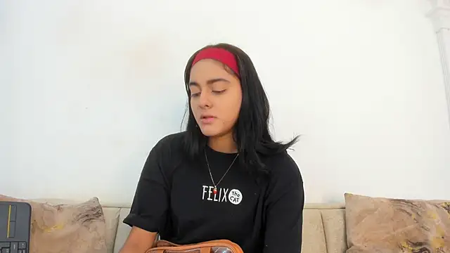 natalia aguirre1 online show from 10/14/25, 12:28