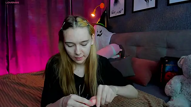 Lesi Moonie01 online show from 10/28/25, 08:29