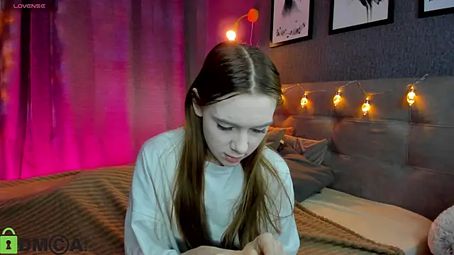 Snapshot of Lesi_Moonie01 chatting on 12/18/25, 09:15 Lesi Moonie01 online show from 12/18/25, 09:15