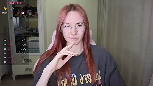 Snapshot of littlevildevil chatting on 10/17/25, 10:40 littlevildevil online show from 10/17/25, 10:40