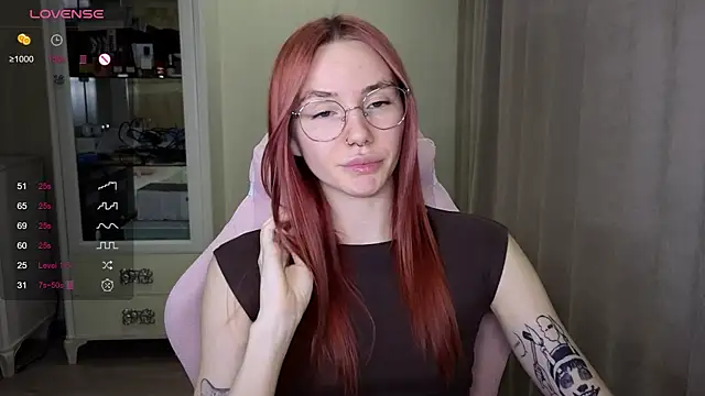 Snapshot of littlevildevil chatting on 10/18/25, 11:00 littlevildevil online show from 10/18/25, 11:00