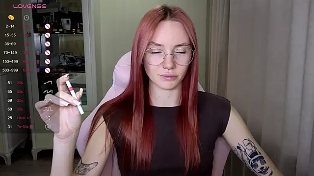 Snapshot of littlevildevil chatting on 10/21/25, 10:49 littlevildevil online show from 10/21/25, 10:49