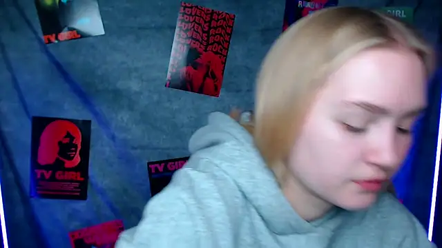 Snapshot of MademoiselleCl chatting on 10/24/25, 01:29 MademoiselleCl online show from 10/24/25, 01:29