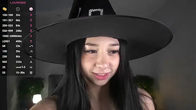 AislyEmbury online show from 10/28/25, 04:38