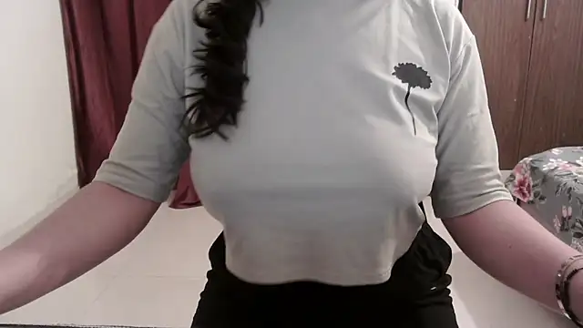 ANANYA-TIWARI online show from 09/30/25, 05:18