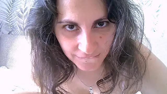 Snapshot of ShelaDiass chatting on 10/18/25, 05:43 ShelaDiass online show from 10/18/25, 05:43