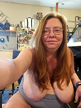 Snapshot of MsShelby40 chatting on 11/15/25, 04:25 MsShelby40 online show from 11/15/25, 04:25