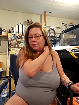 Snapshot of MsShelby40 chatting on 11/21/25, 05:44 MsShelby40 online show from 11/21/25, 05:44