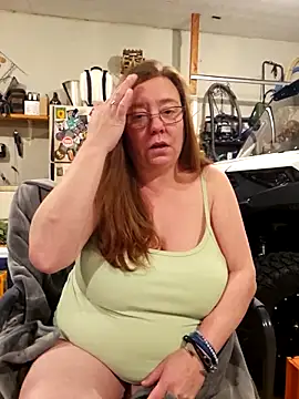 Snapshot of MsShelby40 chatting on 12/16/25, 11:21 MsShelby40 online show from 12/16/25, 11:21