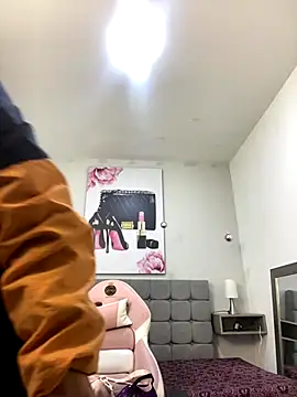 Snapshot of Violetta_Suky chatting on 09/17/25, 01:02 Violetta Suky online show from 09/17/25, 01:02