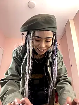 Snapshot of Violetta_Suky chatting on 10/17/25, 12:52 Violetta Suky online show from 10/17/25, 12:52