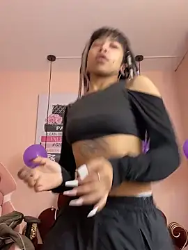 Snapshot of Violetta_Suky chatting on 10/18/25, 01:01 Violetta Suky online show from 10/18/25, 01:01