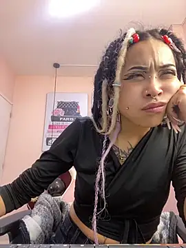 Snapshot of Violetta_Suky chatting on 10/20/25, 01:22 Violetta Suky online show from 10/20/25, 01:22