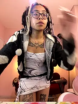 Snapshot of Violetta_Suky chatting on 10/22/25, 01:33 Violetta Suky online show from 10/22/25, 01:33