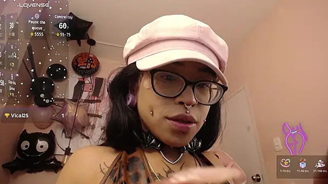 Snapshot of Violetta_Suky chatting on 10/30/25, 01:56 Violetta Suky online show from 10/30/25, 01:56