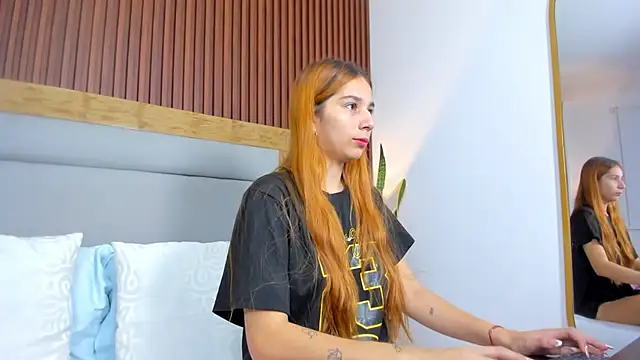 Snapshot of maroly_21 chatting on 11/27/25, 12:07 maroly 21 online show from 11/27/25, 12:07